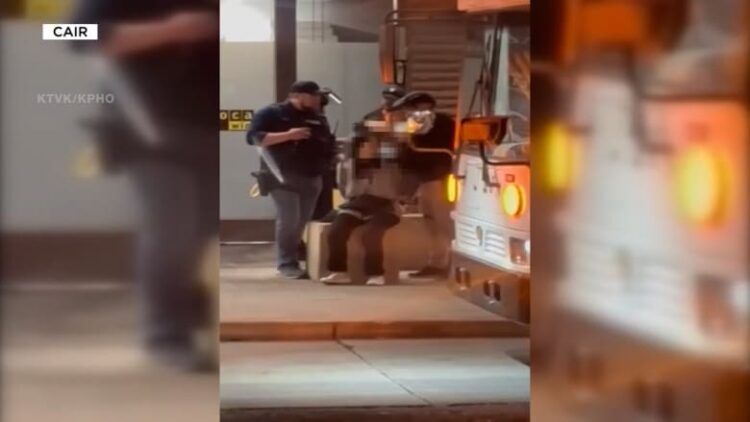 صدمة في أريزونا.. الشرطة الأمريكية تجبر مسلمات على خلع الحجاب بالقوة! 1 صدمة في أريزونا.. الشرطة الأمريكية تجبر مسلمات على خلع الحجاب بالقوة! 2025