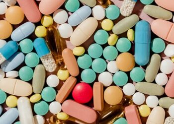 تحذير صادم: 3 مكملات غذائية شائعة قد تتحول إلى “سم قاتل” للأعصاب! 2025