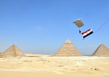 مظلات فوق الأهرامات.. مشهد استعراضي عسكري في تدريبات "النجم الساطع 2025" 2025