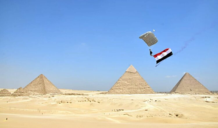 مظلات فوق الأهرامات.. مشهد استعراضي عسكري في تدريبات "النجم الساطع 2025" 1 مظلات فوق الأهرامات.. مشهد استعراضي عسكري في تدريبات "النجم الساطع 2025" 2025