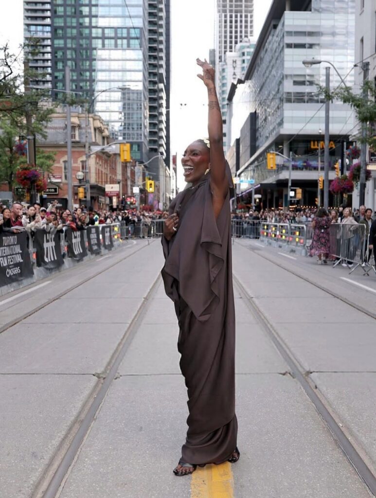 ميكايلا كويل تتألق بالتوب السوداني في مهرجان تورنتو 2025 تضامنًا مع مأساة السودان "صور" 2025