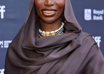 ميكايلا كويل تتألق بالتوب السوداني في مهرجان تورنتو 2025 تضامنًا مع مأساة السودان "صور" 2025