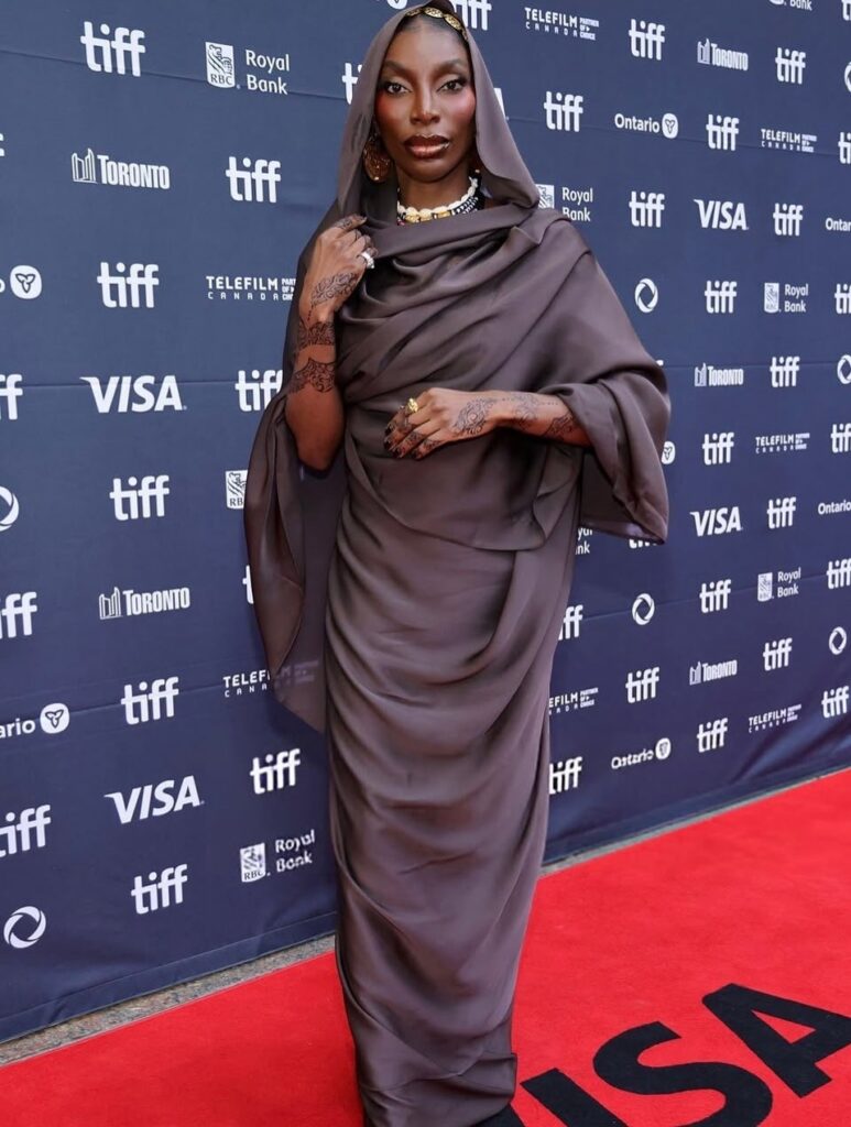 ميكايلا كويل تتألق بالتوب السوداني في مهرجان تورنتو 2025 تضامنًا مع مأساة السودان "صور" 2025