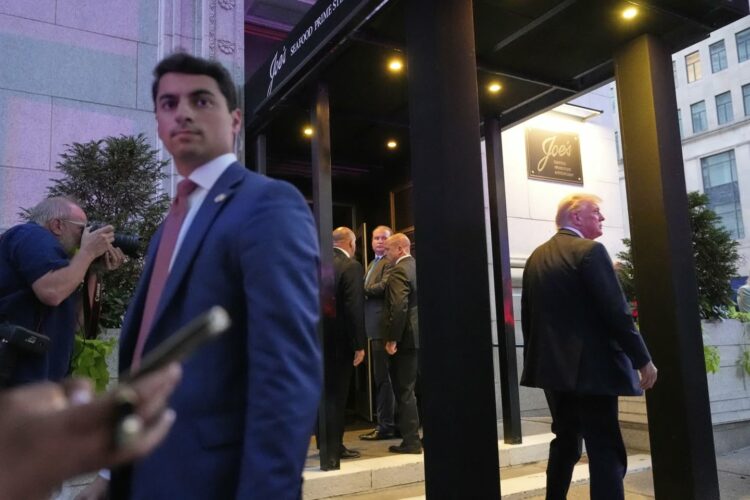 هتلر العصر.. مواجهة ترامب مع متظاهرين مؤيدين لفلسطين في مطعم بواشنطن "فيديو" 1 هتلر العصر.. مواجهة ترامب مع متظاهرين مؤيدين لفلسطين في مطعم بواشنطن "فيديو" 2025