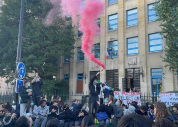 "لنغلق كل شيء" ..غضب شعبي فرنسي يندلع في وجه ماكرون "فيديو" 6 "لنغلق كل شيء" ..غضب شعبي فرنسي يندلع في وجه ماكرون "فيديو" 2025