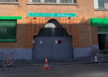 رمي رؤوس خنازير أمام مساجد باريس يشعل غضب مسلمي فرنسا 2025