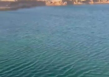 "بحيرة المنيا الغامضة… مياه مالحة تظهر فجأة في قلب الصحراء المصرية وتثير موجة استجمام جنونية" 2025