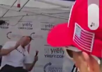 من هو تشارلي كيرك؟ ولماذا نعاه ترامب؟ 2025