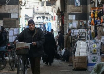 الليرة السورية تلفظ أنفاسها الأخيرة: ما الخيارات المتبقية أمام الشرع؟ 2025