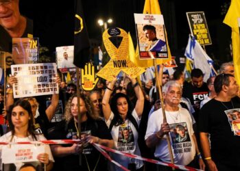 "أوقفوا الأعذار".. عائلات الرهائن تنتفض ضد نتنياهو 2025