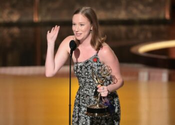 هانا أينبيندر على منصة إيمي.. يهودية تهز أوساط هوليوود بسبب فلسطين 2025