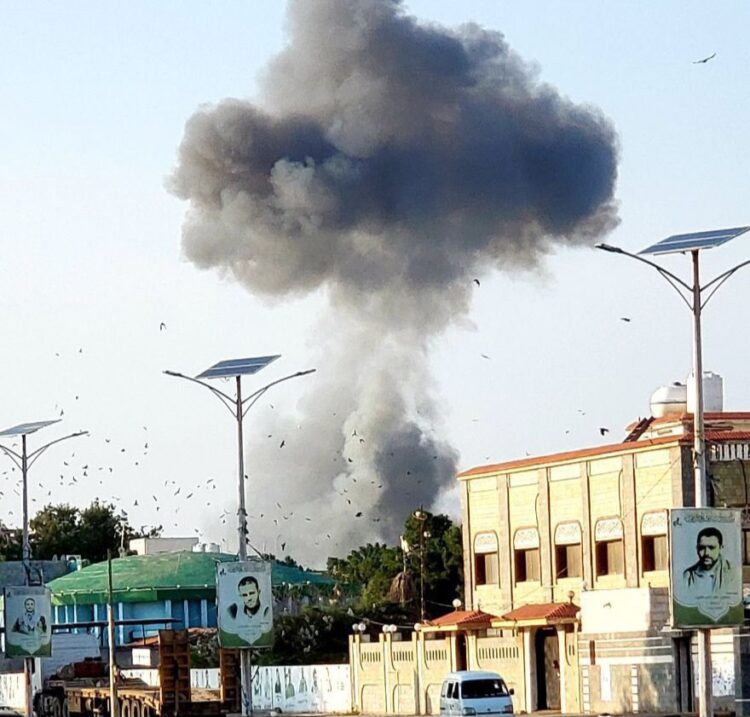 ميناء الحديدة في مرمى النيران مجددًا… ما وراء الغارات الإسرائيلية؟ "فيديو" 1 ميناء الحديدة في مرمى النيران مجددًا… ما وراء الغارات الإسرائيلية؟ "فيديو" 2025