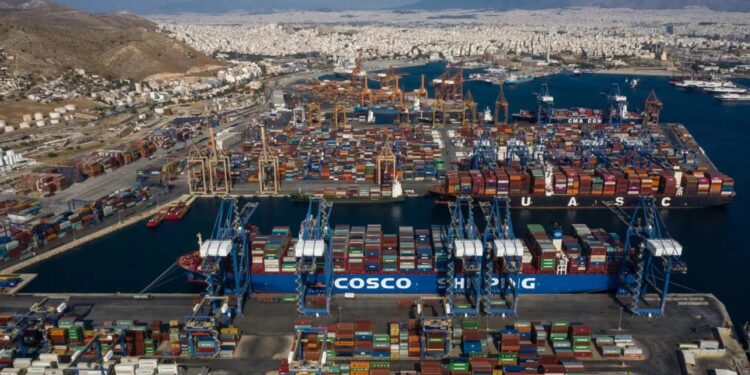 ميناء بيريوس اليوناني يشعل حرب تجارة بين ترامب والصين 2026