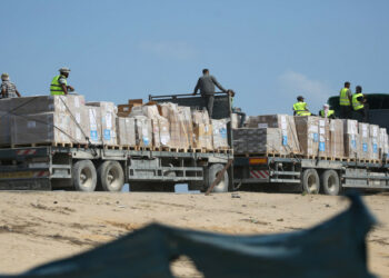 إسرائيل توقف إدخال المساعدات من الأردن بعد هجوم مسلح قرب معبر الكرامة 2025