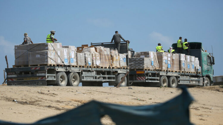 إسرائيل توقف إدخال المساعدات من الأردن بعد هجوم مسلح قرب معبر الكرامة 1 إسرائيل توقف إدخال المساعدات من الأردن بعد هجوم مسلح قرب معبر الكرامة 2025