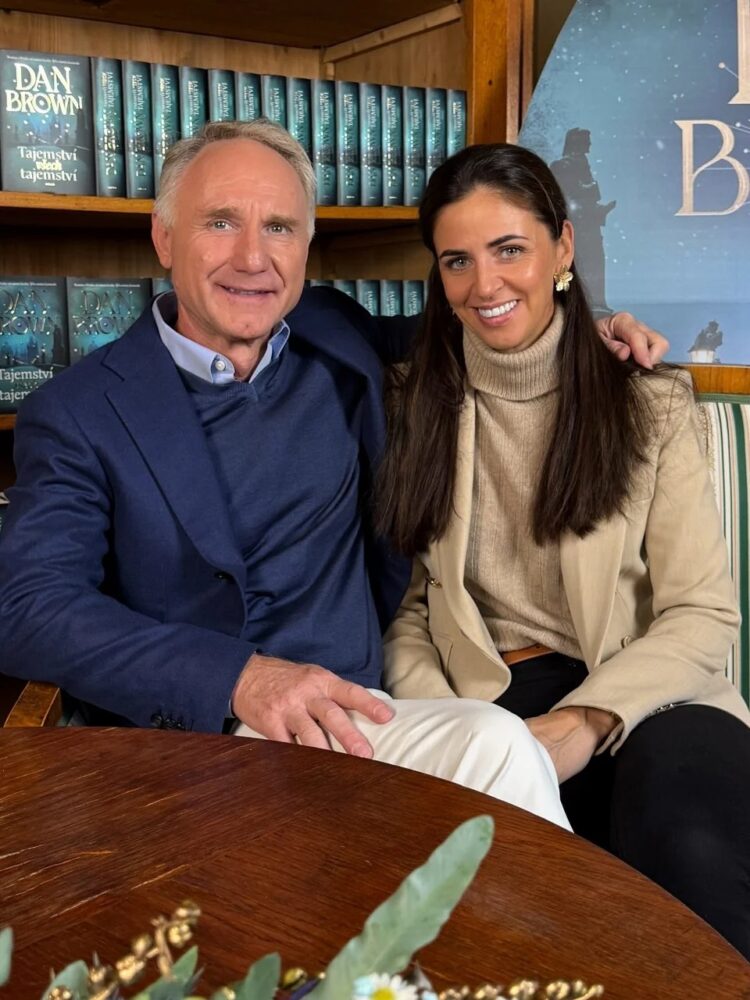 من "شيفرة دافنشي" إلى شيفرة الحب: دان براون يختار عشيقته السابقة زوجةً له 1 من "شيفرة دافنشي" إلى شيفرة الحب: دان براون يختار عشيقته السابقة زوجةً له 2025