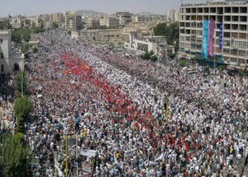 "حمص تشتعل غضباً ضد الشرع … مظاهرات عنيفة ضد اتفاق أمني مثير للجدل مع إسرائيل" 2025