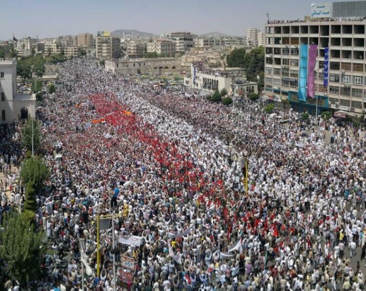 "حمص تشتعل غضباً ضد الشرع … مظاهرات عنيفة ضد اتفاق أمني مثير للجدل مع إسرائيل" 2025