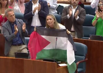 البرلمان الإسباني يحتفي بموقف نائبة ترفع العلم الفلسطيني في مواجهة سياسية محتدمة 2025