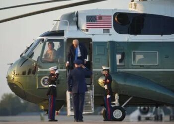 محاولة تهديد خطيرة: شعاع ليزر يستهدف مروحية ترامب في واشنطن 2025