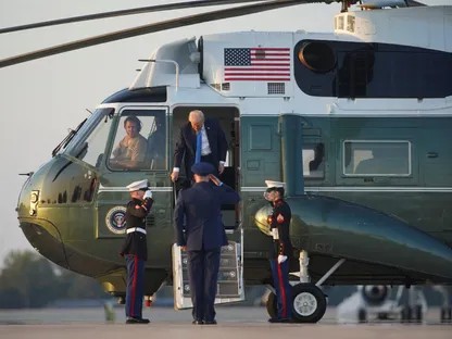 محاولة تهديد خطيرة: شعاع ليزر يستهدف مروحية ترامب في واشنطن 1 محاولة تهديد خطيرة: شعاع ليزر يستهدف مروحية ترامب في واشنطن 2025