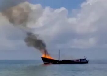 حريق يلتهم سفينة شحن صومالية في الهند ويُسبب خسائر بملايين الدولارات 2025
