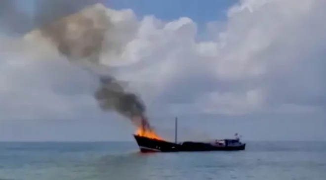 حريق يلتهم سفينة شحن صومالية في الهند ويُسبب خسائر بملايين الدولارات 1 حريق يلتهم سفينة شحن صومالية في الهند ويُسبب خسائر بملايين الدولارات 2025