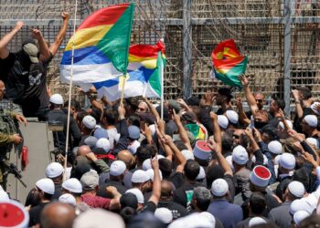 "انتفاضة الممر": دروز الجولان والجليل يقتحمون السياج الحدودي للمطالبة بفتح طريق إغاثة إلى السويداء "فيديو" 2025