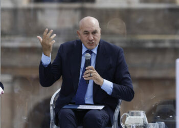 وزير الدفاع الإيطالي يلتقي وفد "أسطول الصمود" ويؤكد رفض المغامرات غير المحسوبة 2025