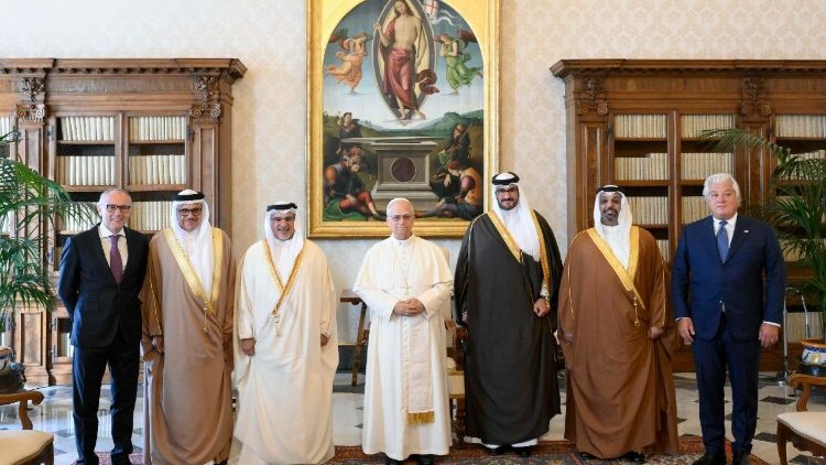 بابا الفاتيكان وولي العهد البحريني يبحثان قضايا الشرق الأوسط وتعزيز العلاقات الثنائية 1 بابا الفاتيكان وولي العهد البحريني يبحثان قضايا الشرق الأوسط وتعزيز العلاقات الثنائية 2025