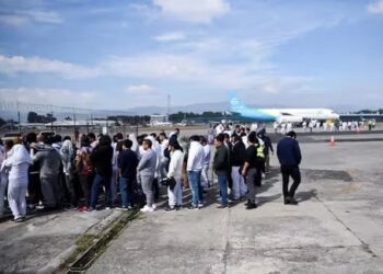 بعد اتفاق سري مع إيران: إدارة ترامب تنفذ أكبر عملية ترحيل جماعي لإيرانيين إلى طهران 2025