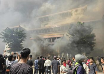 حريق هائل يلتهم قصر "سينغا دوربار" في نيبال بعد اقتحامه "فيديو" 2025