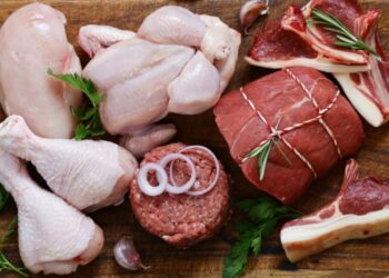 مذبحة الأسعار: اللحوم والدواجن تشعل المشهد المعيشي في مصر 2025