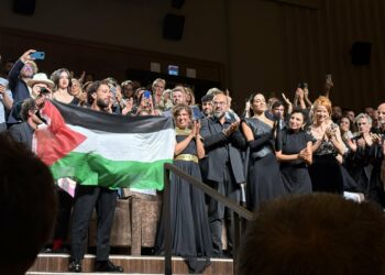 "صوت هند رجب" يضع مأساة غزة على السجادة الحمراء في البندقية "فيديو" 2025