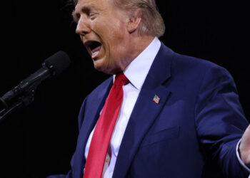 ترامب يلوّح بغزو فنزويلا بعد هجمات الكاريبي على قوارب المخدرات 2025