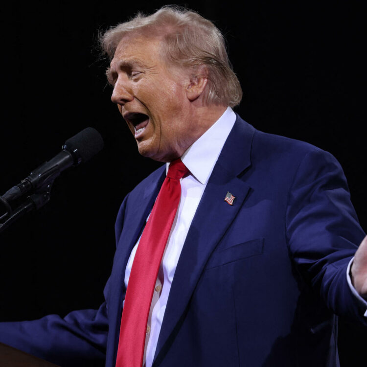 ترامب يلوّح بغزو فنزويلا بعد هجمات الكاريبي على قوارب المخدرات 2025