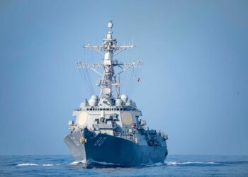 المدمرة الأميركية “يو إس إس روزفلت” تغادر الجزائر بعد زيارة عسكرية حملت رسائل استراتيجية للمنطقة 2025