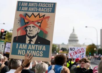 سبعة ملايين متظاهر في احتجاجات “لا ملوك” ضد سياسات ترامب ويطالبون بحماية الديمقراطية 2025