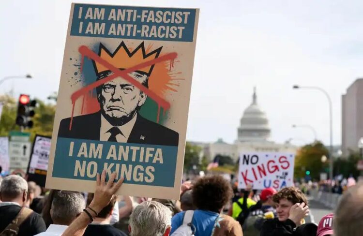 سبعة ملايين متظاهر في احتجاجات “لا ملوك” ضد سياسات ترامب ويطالبون بحماية الديمقراطية 2025