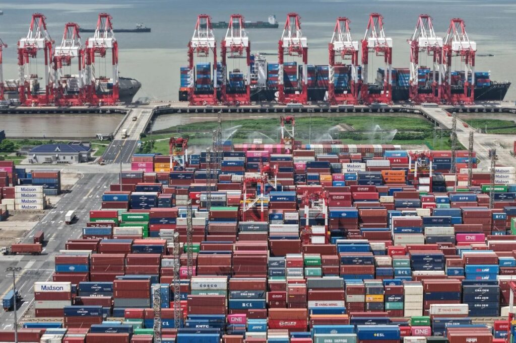 الصين والولايات المتحدة في مواجهة اقتصادية حادة: انخفاض الصادرات وتهديدات برسوم 100% 2025