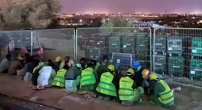 السعودية تلغي نظام الكفالة بعد 50 عامًا وتمنح حرية وحقوق جديدة لملايين العمال المهاجرين 2 السعودية تلغي نظام الكفالة بعد 50 عامًا وتمنح حرية وحقوق جديدة لملايين العمال المهاجرين 2025