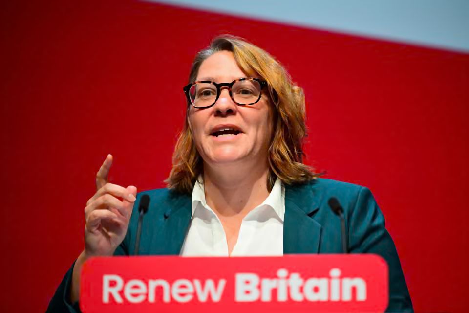 حزب العمال يطالب المحافظين بتوضيح خطتهم لسحب حق الإقامة الدائمة من آلاف المقيمين في المملكة المتحدة 2026