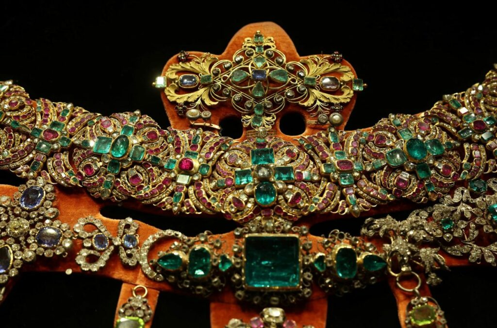 إيطاليا :متحف نابولي يحمي كنوزه من السرقة بتقنية “الخرائط الجنائية” للأحجار الكريمة 6 إيطاليا :متحف نابولي يحمي كنوزه من السرقة بتقنية “الخرائط الجنائية” للأحجار الكريمة 2025