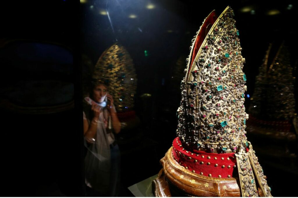 إيطاليا :متحف نابولي يحمي كنوزه من السرقة بتقنية “الخرائط الجنائية” للأحجار الكريمة 3 إيطاليا :متحف نابولي يحمي كنوزه من السرقة بتقنية “الخرائط الجنائية” للأحجار الكريمة 2025