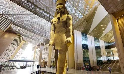 العالم ينتظر المتحف المصرى الكبير : إنجاز حضاري جديد أمام أهرامات الجيزة 2025