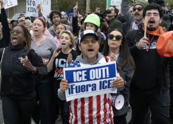 أمريكا تشتعل تحت شعار "لا ملوك".. غضب الشوارع يزلزل إدارة ترامب 3 أمريكا تشتعل تحت شعار "لا ملوك".. غضب الشوارع يزلزل إدارة ترامب 2025