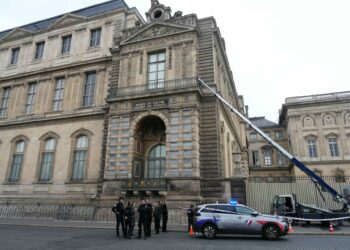 سرقة في وضح النهار تهز باريس.. اللصوص خطفوا مجوهرات نابليون خلال 7 دقائق فقط اللوفر تحت الصدمة 2025