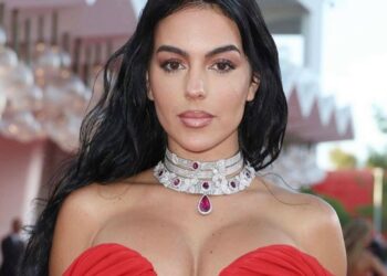 جورجينا رودريغيز تسحر عدسات العالم من قلب العاصمة السعودية…خاتم رونالدو يلمع مجددًا على السجادة الحمراء 2025