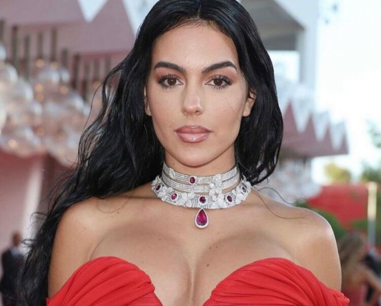 جورجينا رودريغيز تسحر عدسات العالم من قلب العاصمة السعودية…خاتم رونالدو يلمع مجددًا على السجادة الحمراء 1 جورجينا رودريغيز تسحر عدسات العالم من قلب العاصمة السعودية…خاتم رونالدو يلمع مجددًا على السجادة الحمراء 2025