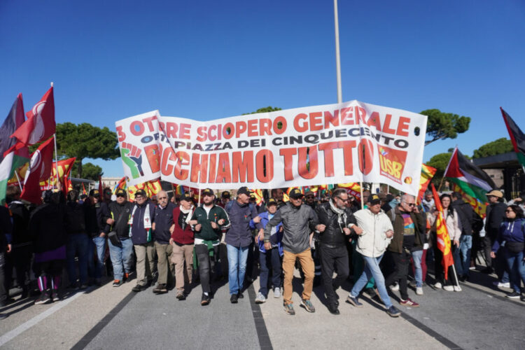 إضراب عام يعم مدن إيطاليا تضامنا مع غزة وسط جدل سياسي حاد بين الحكومة والنقابات "صور" 1 إضراب عام يعم مدن إيطاليا تضامنا مع غزة وسط جدل سياسي حاد بين الحكومة والنقابات "صور" 2025